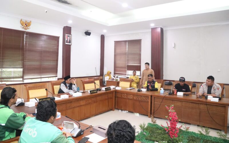 Anwar Anas saat menerima audiensi pengemudi online. Foto: INIKEPRI.COM