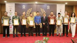 Rumah Sakit Badan Pengusahaan (RSBP) Batam menerima penghargaan “The Best Performance Hospital with Good Corporate Governance of The Year” dalam ajang Indonesian Best Winner Award 2025 di Sunlake Resort and Convention Jakarta, Jumat (19/9/2025). Foto: INIKEPRI.COM/BP Batam 