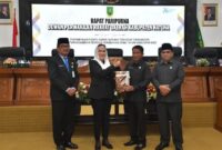 Bupati Natuna, Cen Sui Lan, menyerahkan dokumen Ranperda Perubahan APBD Tahun Anggaran 2025 kepada Ketua DPRD Natuna dalam Rapat Paripurna di ruang sidang DPRD Natuna, Senin (22/9/2025). Foto: Istimewa 