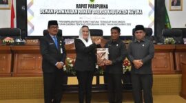 Bupati Natuna, Cen Sui Lan, menyerahkan dokumen Ranperda Perubahan APBD Tahun Anggaran 2025 kepada Ketua DPRD Natuna dalam Rapat Paripurna di ruang sidang DPRD Natuna, Senin (22/9/2025). Foto: Istimewa 