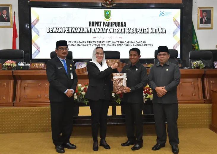 Bupati Natuna, Cen Sui Lan, menyerahkan dokumen Ranperda Perubahan APBD Tahun Anggaran 2025 kepada Ketua DPRD Natuna dalam Rapat Paripurna di ruang sidang DPRD Natuna, Senin (22/9/2025). Foto: Istimewa 