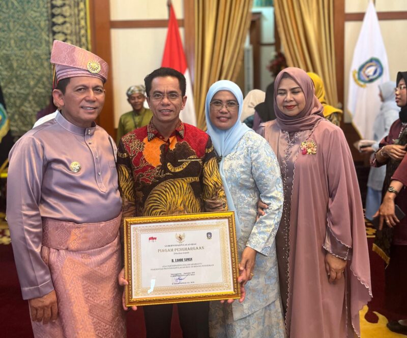 Gubernur Kepulauan Riau Ansar Ahmad menyerahkan piagam penghargaan kepada H. Laode Saman atas partisipasinya dalam mendukung pemerintah provinsi di bidang pendidikan, pada peringatan Hari Jadi Kepri ke-23 di Gedung Daerah, Tanjungpinang, Rabu (24/9/2025). Foto: INIKEPRI.COM
