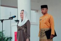 Bupati Natuna, Cen Sui Lan, bertindak sebagai pembina upacara dalam peringatan HUT ke-23 Provinsi Kepulauan Riau yang berlangsung khidmat. Foto: INIKEPRI.COM/NatunaKab
