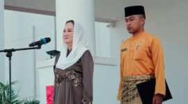 Bupati Natuna, Cen Sui Lan, bertindak sebagai pembina upacara dalam peringatan HUT ke-23 Provinsi Kepulauan Riau yang berlangsung khidmat. Foto: INIKEPRI.COM/NatunaKab
