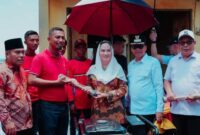 Bupati Natuna, Cen Sui Lan, secara simbolis menyerahkan bantuan peralatan pemadam kebakaran kepada perwakilan masyarakat Sedanau, disaksikan Wakil Bupati Jarmin, anggota DPRD, dan jajaran OPD terkait. Foto: INIKEPRI.COM/NatunaKab
