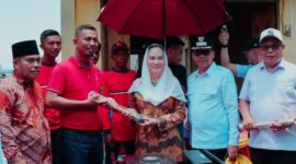 Bupati Natuna, Cen Sui Lan, secara simbolis menyerahkan bantuan peralatan pemadam kebakaran kepada perwakilan masyarakat Sedanau, disaksikan Wakil Bupati Jarmin, anggota DPRD, dan jajaran OPD terkait. Foto: INIKEPRI.COM/NatunaKab
