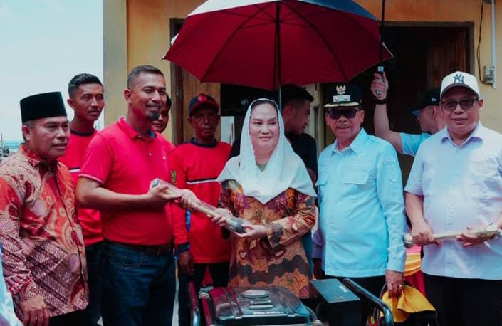 Bupati Natuna, Cen Sui Lan, secara simbolis menyerahkan bantuan peralatan pemadam kebakaran kepada perwakilan masyarakat Sedanau, disaksikan Wakil Bupati Jarmin, anggota DPRD, dan jajaran OPD terkait. Foto: INIKEPRI.COM/NatunaKab