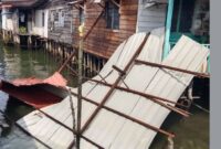 Potongan atap rumah warga terhempas ke laut usai angin puting beliung melanda Pulau Buluh, Kecamatan Bulang. Peristiwa singkat ini menyebabkan empat rumah mengalami kerusakan. Foto: INIKEPRI.COM