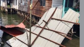Potongan atap rumah warga terhempas ke laut usai angin puting beliung melanda Pulau Buluh, Kecamatan Bulang. Peristiwa singkat ini menyebabkan empat rumah mengalami kerusakan. Foto: INIKEPRI.COM
