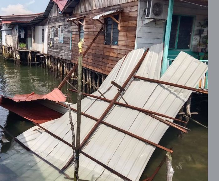 Potongan atap rumah warga terhempas ke laut usai angin puting beliung melanda Pulau Buluh, Kecamatan Bulang. Peristiwa singkat ini menyebabkan empat rumah mengalami kerusakan. Foto: INIKEPRI.COM
