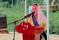 Bupati Natuna Cen Sui Lan memberikan sambutan pada acara peletakan batu pertama pembangunan ruang kelas baru TK Negeri 001 Bunguran Timur Laut di Desa Tanjung, Kecamatan Bunguran Timur Laut, Jumat (26/9/2025). Foto: INIKEPRI.COM/NatunaKab 