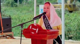 Bupati Natuna Cen Sui Lan memberikan sambutan pada acara peletakan batu pertama pembangunan ruang kelas baru TK Negeri 001 Bunguran Timur Laut di Desa Tanjung, Kecamatan Bunguran Timur Laut, Jumat (26/9/2025). Foto: INIKEPRI.COM/NatunaKab 