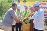 Bupati Natuna Cen Sui Lan saat meletakkan batu pertama pembangunan TK Negeri 001 Bunguran Timur Laut. Foto: Istimewa 