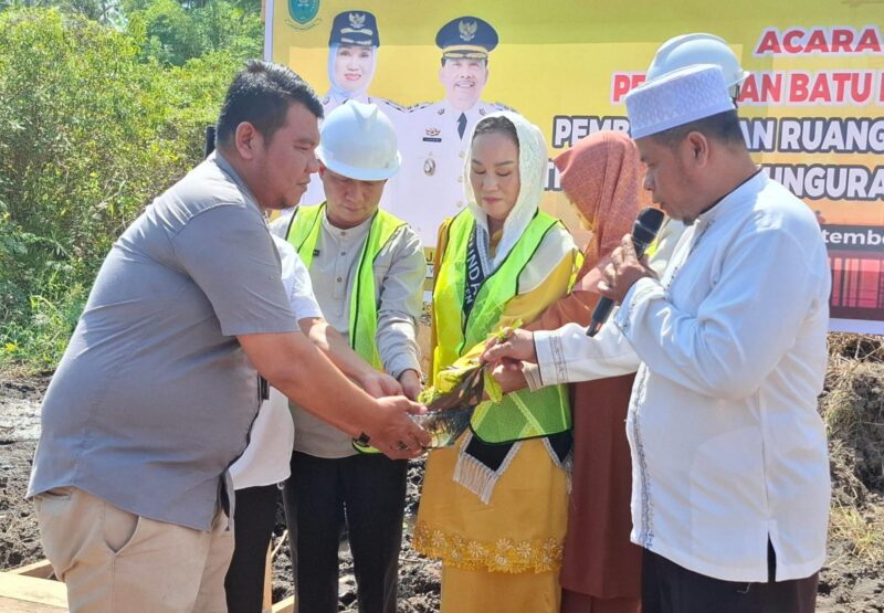 Bupati Natuna Cen Sui Lan saat meletakkan batu pertama pembangunan TK Negeri 001 Bunguran Timur Laut. Foto: Istimewa 