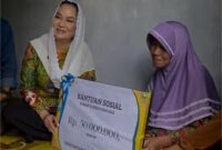 Bupati Natuna, Cen Sui Lan, bercengkrama hangat dengan Hanijar usai menyerahkan bantuan rumah korban bencana senilai Rp50 juta. Foto: Tangkapan Layar @prokopim.natuna
