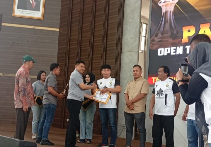 Atlet catur berbakat, Hamdan Yelpi, sukses merebut gelar Juara 1 dalam ajang bergengsi Open Turnamen Catur Piala Panglima TNI Tahun 2025 yang berlangsung di Kodam XIX/Tuanku Tambusai, Pekanbaru, Minggu (28/9/2025). Foto: INIKEPRI.COM