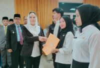 Bupati Natuna Cen Sui Lan menyerahkan SK PPPK. Foto: INIKEPRI.COM/NatunaKab 