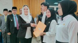 Bupati Natuna Cen Sui Lan menyerahkan SK PPPK. Foto: INIKEPRI.COM/NatunaKab 