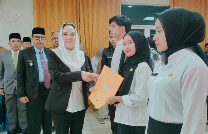 Bupati Natuna Cen Sui Lan menyerahkan SK PPPK. Foto: INIKEPRI.COM/NatunaKab 