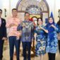 Amsakar Achmad dan Li Claudia Chandra saat menghadiri undangan Konsulat Jenderal Singapura untuk Batam, Gavin Ang dalam rangkaian kunjungan kerja di Singapura pada Senin, (29/9/2025). Foto: INIKEPRI.COM/BP Batam 