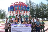 Pemerintah Daerah Kabupaten Natuna bersama unsur Forkopimda, DPRD, FKUB, instansi vertikal, organisasi kepemudaan, kemahasiswaan, hingga perwakilan buruh menggelar Deklarasi Kebangsaan di Pantai Piwang, Ranai, Senin (1/9/2025). Foto: INIKEPRI.COM/NatunaKab 