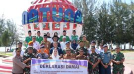 Pemerintah Daerah Kabupaten Natuna bersama unsur Forkopimda, DPRD, FKUB, instansi vertikal, organisasi kepemudaan, kemahasiswaan, hingga perwakilan buruh menggelar Deklarasi Kebangsaan di Pantai Piwang, Ranai, Senin (1/9/2025). Foto: INIKEPRI.COM/NatunaKab 