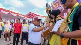 Wali Kota Tanjungpinang, Lis Darmansyah melepas peserta Fun Run 5K dalam rangka Festival KORMI dan Kejuaraan Tarkam Kemenpora 2025 di Pelataran Tugu Sirih, Tepi Laut, Sabtu (20/9).  Foto: INIKEPRI.COM/TanjungpinangKota