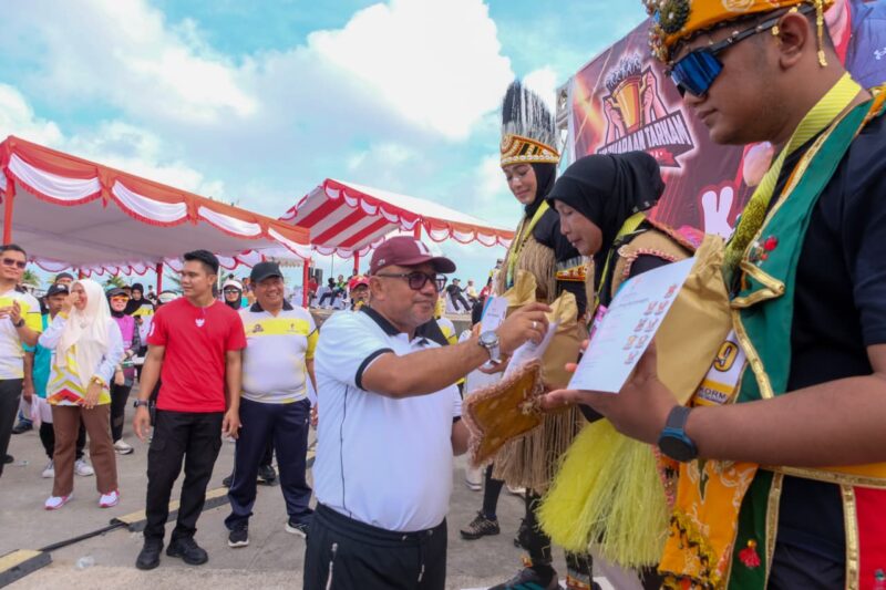 Wali Kota Tanjungpinang, Lis Darmansyah melepas peserta Fun Run 5K dalam rangka Festival KORMI dan Kejuaraan Tarkam Kemenpora 2025 di Pelataran Tugu Sirih, Tepi Laut, Sabtu (20/9).  Foto: INIKEPRI.COM/TanjungpinangKota