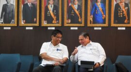 Menko Perekonomian Airlangga Hartarto (kanan) berbincang dengan Menkeu Purbaya Yudhi Sadewa (kiri) saat akan memberikan keterangan terkait program paket ekonomi usai rapat koorddinasi dengan Presiden Prabowo Subianto di Kantor Kepresidenan, Jakarta, Senin (15/9/2025). Pemerintah resmi luncurkan program paket ekonomi yang terdiri dari delapan program akselerasi dengan total Rp16,2 T dan lima program terkait penyerapan tenaga kerja. Foto: ANTARA FOTO/Muhammad Adimaja/YU
