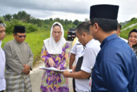Bupati Natuna Cen Sui Lan saat meninjau sekolah rakyat beberapa waktu lalu. Foto: Arsip