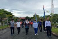 Bupati Natuna, Cen Sui Lan menghadiri kegiatan olahraga bersama Forum Koordinasi Pimpinan Daerah (Forkopimda) Kabupaten Natuna yang digelar dalam rangka memperingati Hari Ulang Tahun Tentara Nasional Indonesia Angkatan Laut (TNI AL) ke-80 tahun 2025. Kegiatan berlangsung di Markas Komando Pangkalan TNI Angkatan Laut (Mako Lanal) Ranai, Kamis (4/9) pagi. Foto: INIKEPRI.COM/NatunaKab 