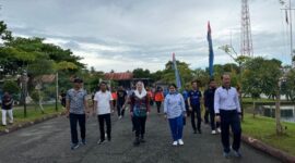 Bupati Natuna, Cen Sui Lan menghadiri kegiatan olahraga bersama Forum Koordinasi Pimpinan Daerah (Forkopimda) Kabupaten Natuna yang digelar dalam rangka memperingati Hari Ulang Tahun Tentara Nasional Indonesia Angkatan Laut (TNI AL) ke-80 tahun 2025. Kegiatan berlangsung di Markas Komando Pangkalan TNI Angkatan Laut (Mako Lanal) Ranai, Kamis (4/9) pagi. Foto: INIKEPRI.COM/NatunaKab 