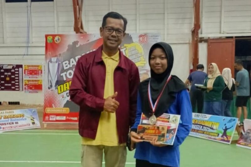 Assyfa Sheera Rahmatullah, siswa MTsN Lingga, yang berhasil menyabet Juara II kategori U13. Foto: INIKEPRI.COM