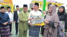 Gubernur Kepri Ansar Ahmad menyerahkan bantuan kepada pelaku usaha ekonomi produktif di Kota Tanjungpinang, Jumat (5/9/2025). Foto: INIKEPRI.COM/KepriProv 