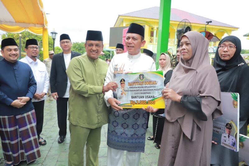 Gubernur Kepri Ansar Ahmad menyerahkan bantuan kepada pelaku usaha ekonomi produktif di Kota Tanjungpinang, Jumat (5/9/2025). Foto: INIKEPRI.COM/KepriProv 