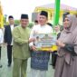Gubernur Kepri Ansar Ahmad menyerahkan bantuan kepada pelaku usaha ekonomi produktif di Kota Tanjungpinang, Jumat (5/9/2025). Foto: INIKEPRI.COM/KepriProv 