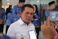 Gubernur Kepri Ansar Ahmad memberikan keterangan pers usai melaksanakan gelar wicara (talkshow) di RRI Tanjungpinang, Rabu (17/9/2025). Foto: INIKEPRI.COM/KepriProv 