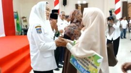 Seorang guru ngaji rumahan menerima insentif dari Bupati Natuna, Cen Sui Lan, sebagai bentuk apresiasi pemerintah daerah atas dedikasi mereka membina generasi muda Natuna. Foto: Istimewa 