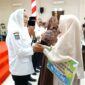 Seorang guru ngaji rumahan menerima insentif dari Bupati Natuna, Cen Sui Lan, sebagai bentuk apresiasi pemerintah daerah atas dedikasi mereka membina generasi muda Natuna. Foto: Istimewa 