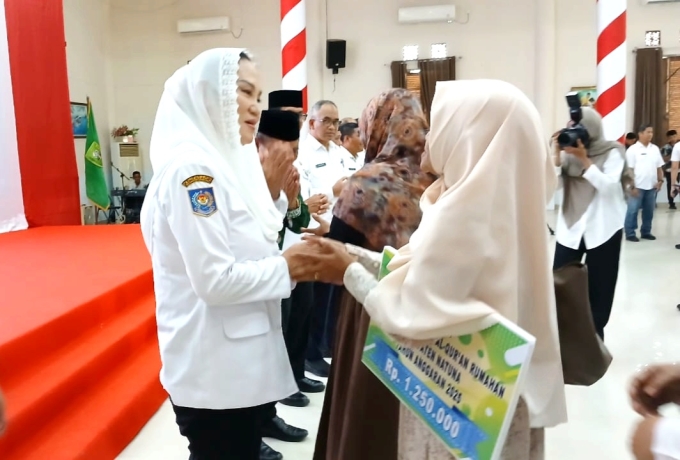 Seorang guru ngaji rumahan menerima insentif dari Bupati Natuna, Cen Sui Lan, sebagai bentuk apresiasi pemerintah daerah atas dedikasi mereka membina generasi muda Natuna. Foto: Istimewa