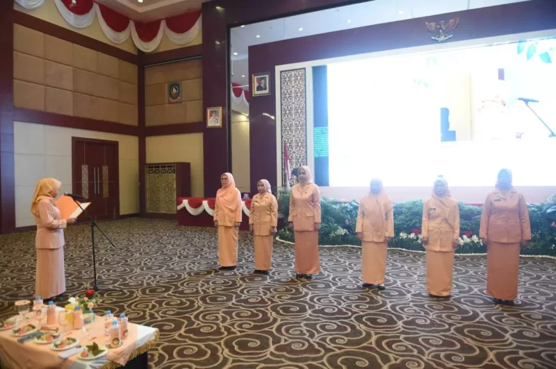 Ketua DWP Provinsi Kepri, Nong Rochaiza Adi Prihantara, melantik jajaran pengurus dari DWP Kota Tanjungpinang, Kabupaten Lingga, Kabupaten Natuna, Kabupaten Anambas dan Kabupaten Karimun. Foto: INIKEPRI.COM/KepriProv