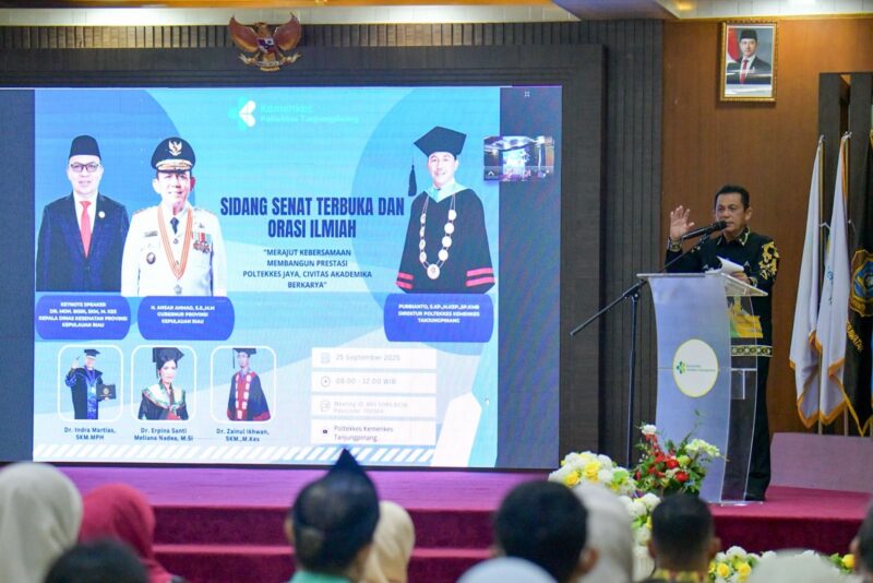 Gubernur Ansar Ahmad menyampaikan orasi ilmiah pada Sidang Senat Terbuka Dies Natalis ke-14 dilaksanakan Poltekkes Kemenkes Tanjungpinang, Kamis (25/9/2025). Foto: INIKEPRI.COM/KepriProv 