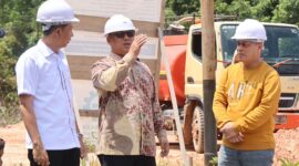 Wagub Nyanyang didampingi Bupati Lingga M. Nizar dan Kepala Dinas PUPP Provinsi Kepri Rodi Yantari meninjau pengerjaan jalan Roro Penarik di Kabupaten Lingga. Foto: INIKEPRI.COM/KepriProv 