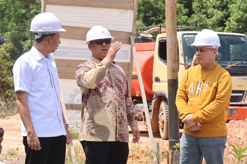 Wagub Nyanyang didampingi Bupati Lingga M. Nizar dan Kepala Dinas PUPP Provinsi Kepri Rodi Yantari meninjau pengerjaan jalan Roro Penarik di Kabupaten Lingga. Foto: INIKEPRI.COM/KepriProv 