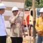 Wagub Nyanyang didampingi Bupati Lingga M. Nizar dan Kepala Dinas PUPP Provinsi Kepri Rodi Yantari meninjau pengerjaan jalan Roro Penarik di Kabupaten Lingga. Foto: INIKEPRI.COM/KepriProv 