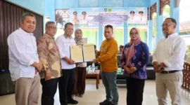 Gubernur Ansar didampingi Wagub Nyanyang, Kadishub Junaidi dan Ketua TP PKK Kepri Dewi Kumalasari menyerahkan aset dan operasional Pelabuhan Sei Tenam kepada Bupati Lingga, M Nizar. Foto: INIKEPRI.COM/KepriProv 