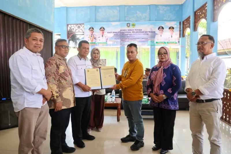 Gubernur Ansar didampingi Wagub Nyanyang, Kadishub Junaidi dan Ketua TP PKK Kepri Dewi Kumalasari menyerahkan aset dan operasional Pelabuhan Sei Tenam kepada Bupati Lingga, M Nizar. Foto: INIKEPRI.COM/KepriProv 