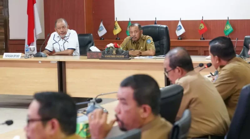 Sekdaprov Kepri Adi Prihantara memimpin rapat persiapan Peringatan Hari Jadi Provinsi Kepri ke-23, Selasa (16/9/2025). Foto: INIKEPRI.COM/KepriProv 