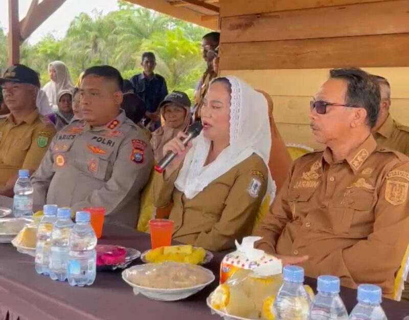 Bupati Natuna Cen Sui Lan saat menyampaikan keinginan Gunung Putri sebagai model percontohan pertanian di Natuna. Foto: INIKEPRI.COM/Prokopim Natuna