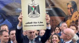 Duta Besar Palestina untuk Inggris, Husam Zomlot saat mengangat plakat Kedutaan Besar Palestina di London, Inggris. Foto: X - @egypt_uk